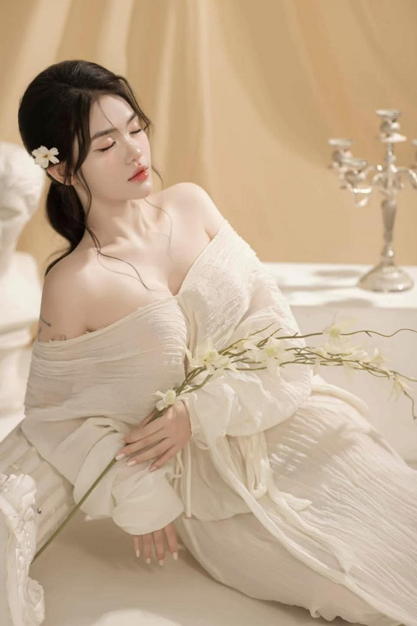 Cậu chủ trẻ tuổi rất hay ve vãn. Cảnh xuân vô tận của tiệm mát-xa, kỹ thuật viên số một, cô gái trẻ da trắng và xinh đẹp, nhiều khách hàng quen, không bao cao su, đầy kích thích gợi cảm và khiêu dâm